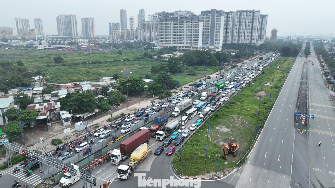 Dòng phương tiện xếp hàng trên đường Mai Chí Thọ, hướng từ đường Võ Nguyên Giáp về nút giao thông An Phú.