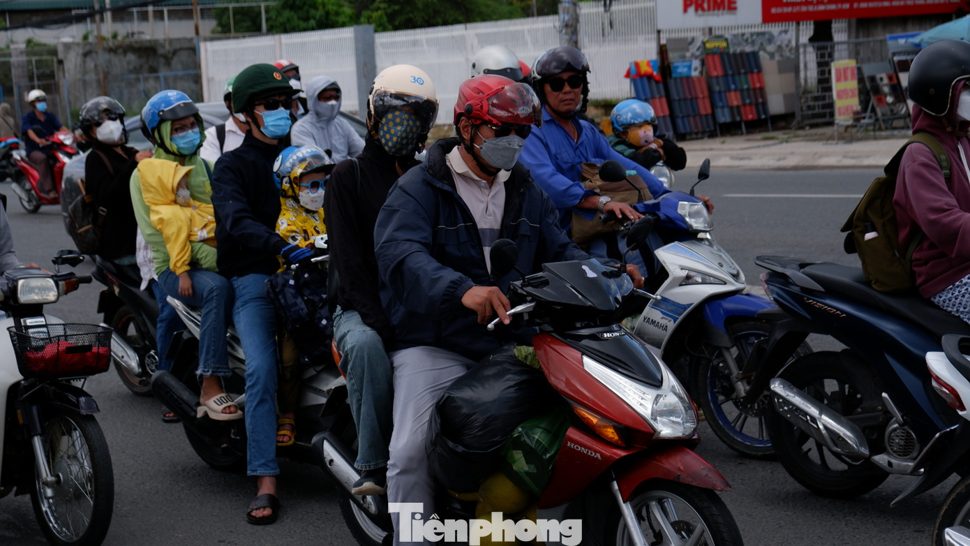 Nhiều trẻ tỏ ra khá mệt mỏi sau hành trình dài.