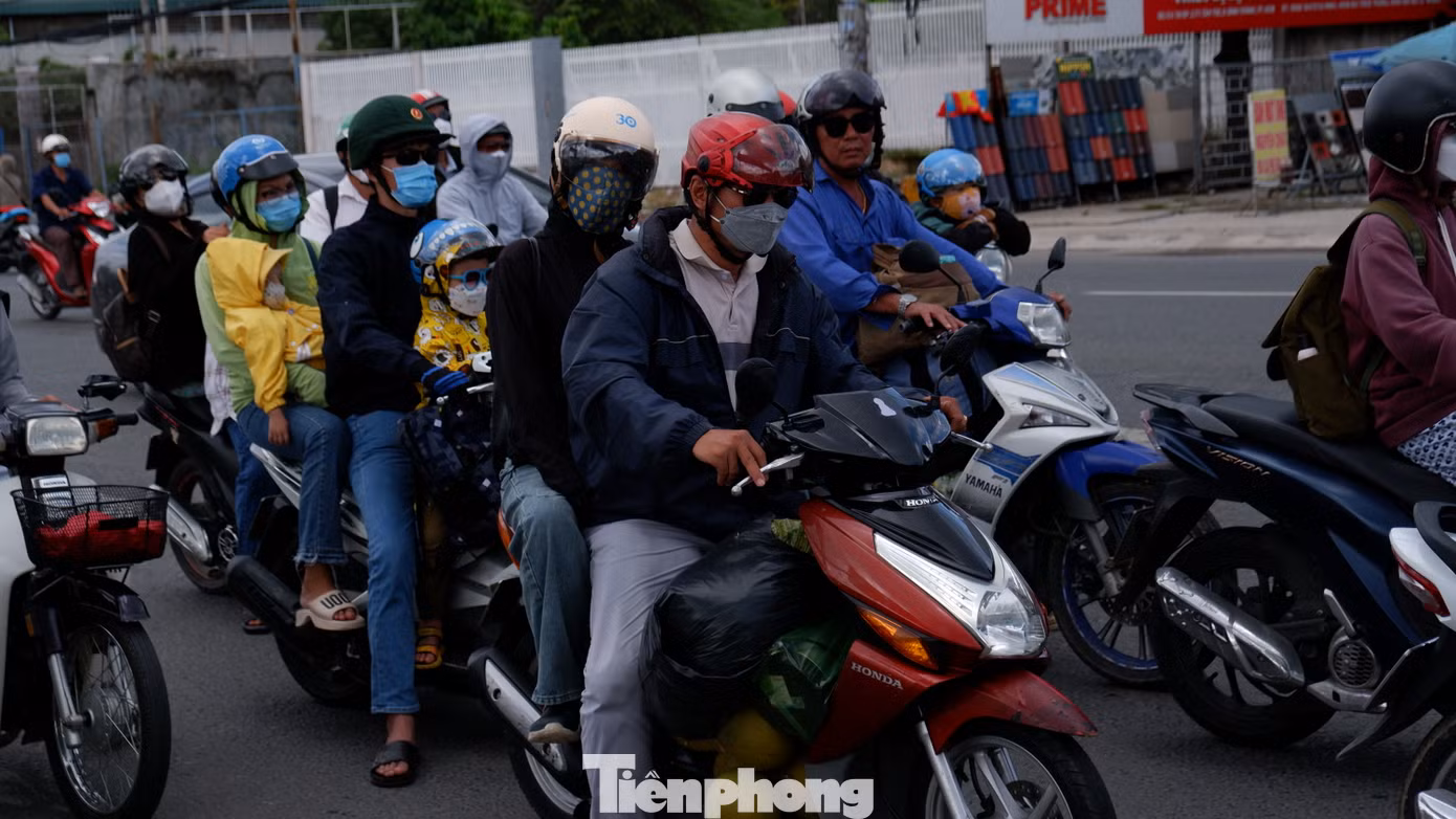 Nhiều trẻ tỏ ra khá mệt mỏi sau hành trình dài.