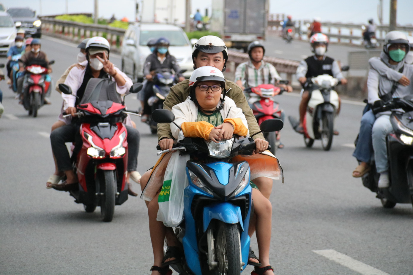 Nhiều em nhỏ tỏ ra khá mệt mỏi sau hành trình dài.