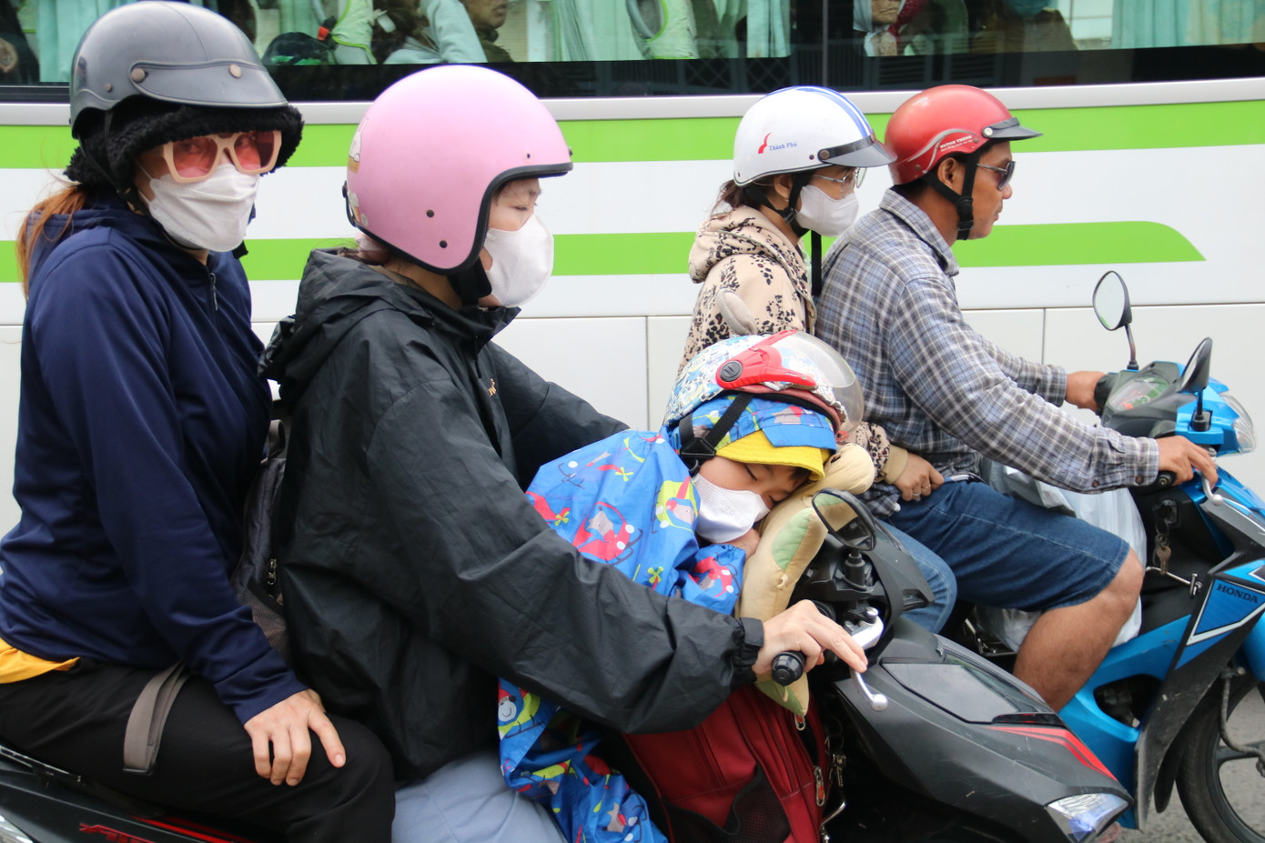 Nhiều em nhỏ tỏ ra khá mệt mỏi sau hành trình dài.