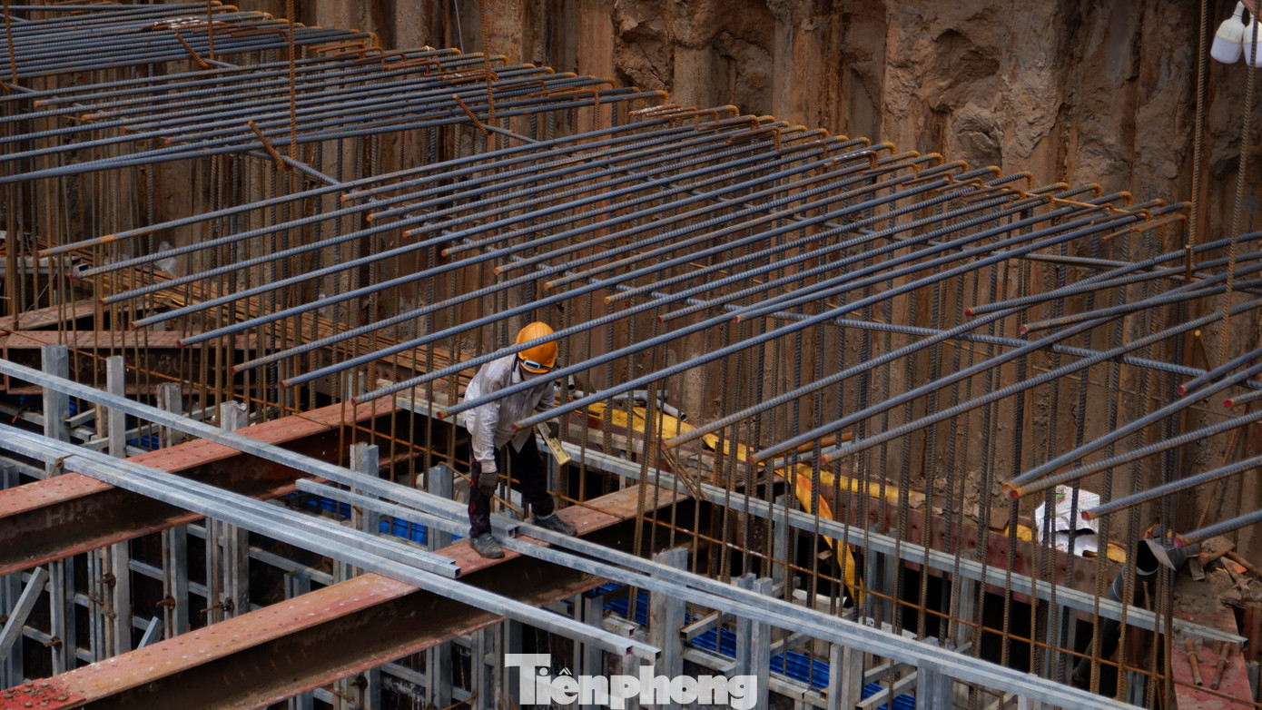 Ông Vũ Anh, công nhân tại gói thầu XL06 - dự án nút giao thông An Phú chia sẻ: "Trong giai đoạn chạy nước rút để thi công, anh em công nhân cùng các kỹ sư và ban chỉ huy công trình cố gắng chia ca, làm ngày làm đêm để đảm bảo tiến độ. Trong những ngày nghỉ, những người ở lại làm việc đều được trả lương tăng nên mọi người đều yên tâm làm việc".