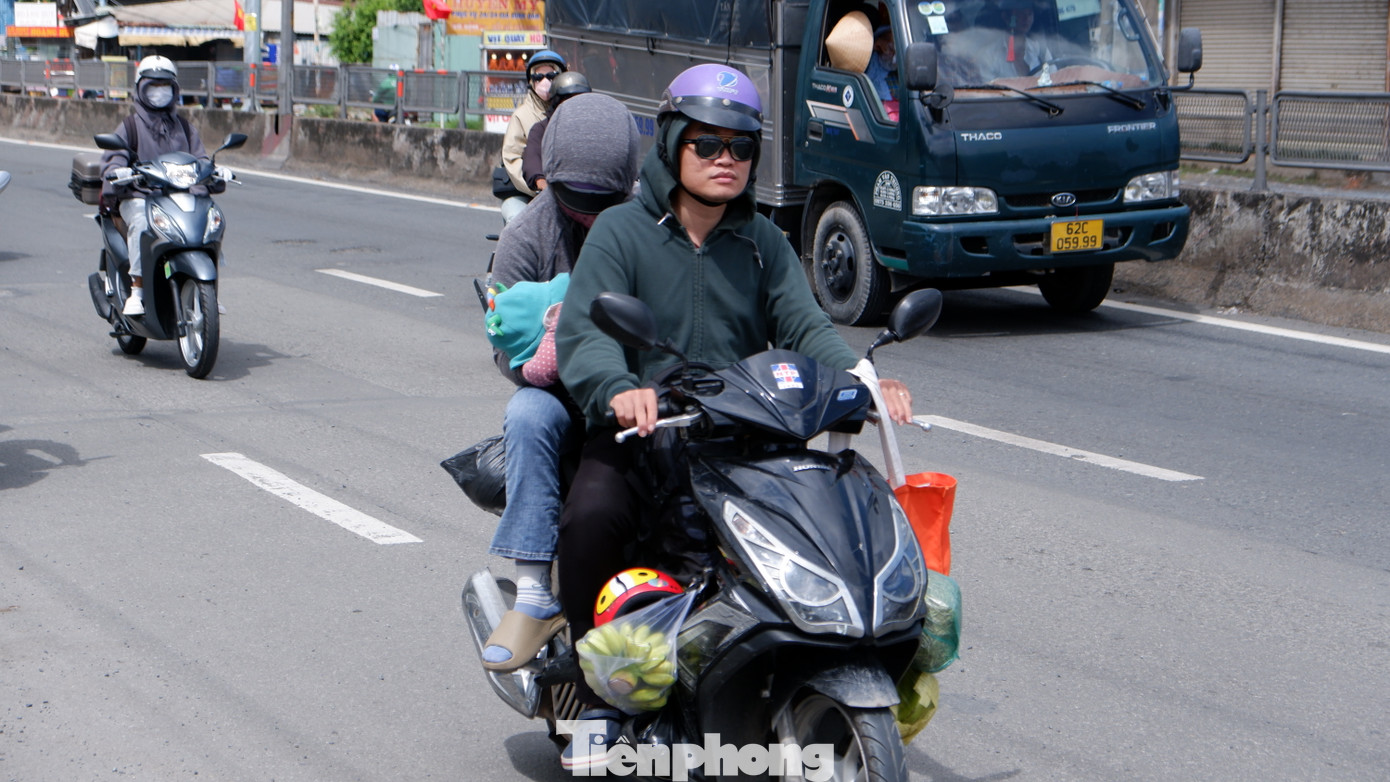 Người dân lỉnh kỉnh hành lý với đủ thứ đồ đạc, vật dụng quay lại TPHCM sau kỳ nghỉ.