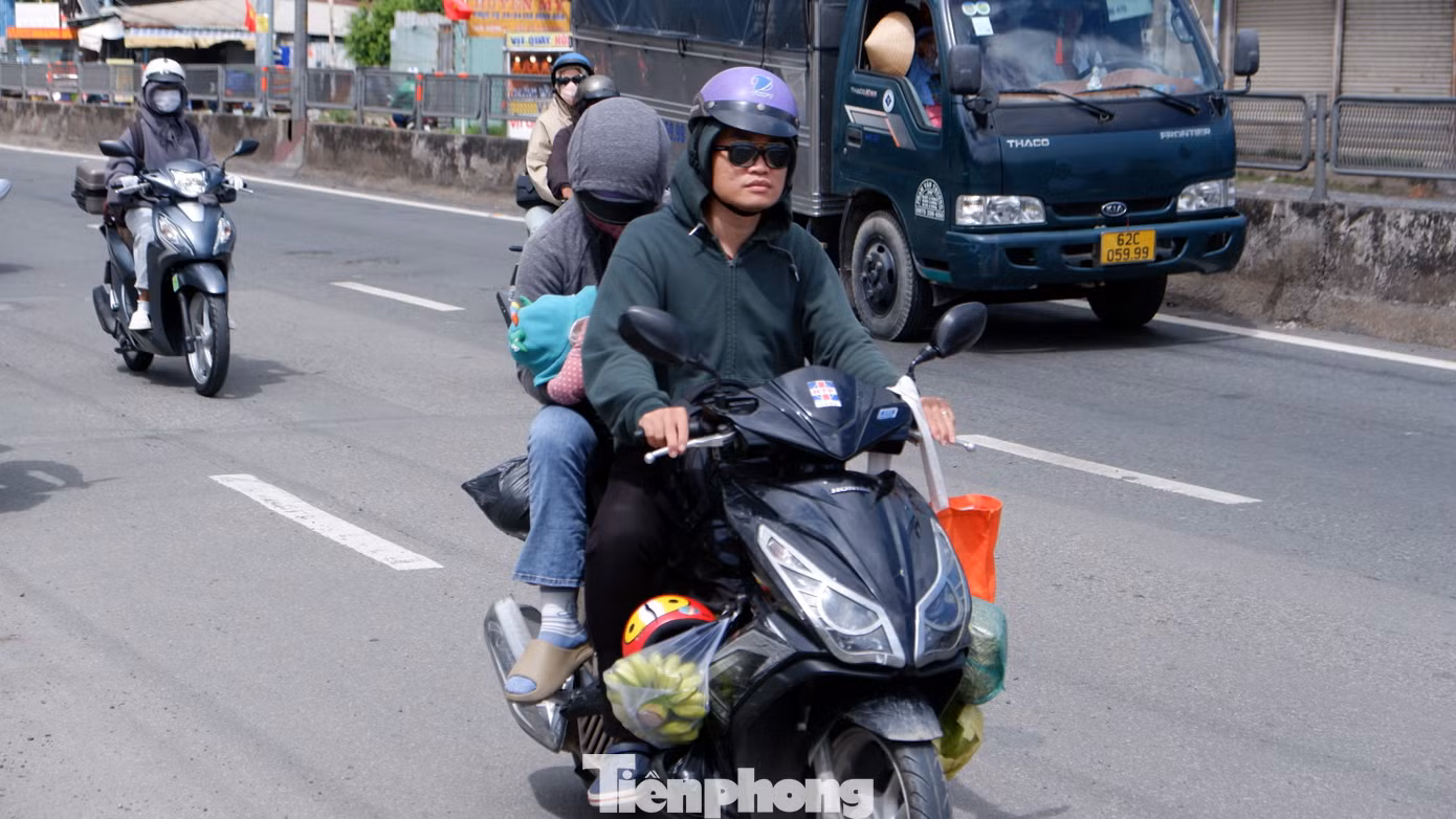 Người dân lỉnh kỉnh hành lý với đủ thứ đồ đạc, vật dụng quay lại TPHCM sau kỳ nghỉ.