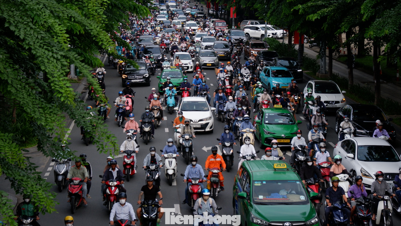 Vào giờ cao điểm sáng 4/9, nhiều tuyến đường vào trung tâm TPHCM đông đúc người và phương tiện. Hình ảnh ghi nhận đường Hoàng Văn Thụ - cửa ngõ sân bay Tân Sơn Nhất.