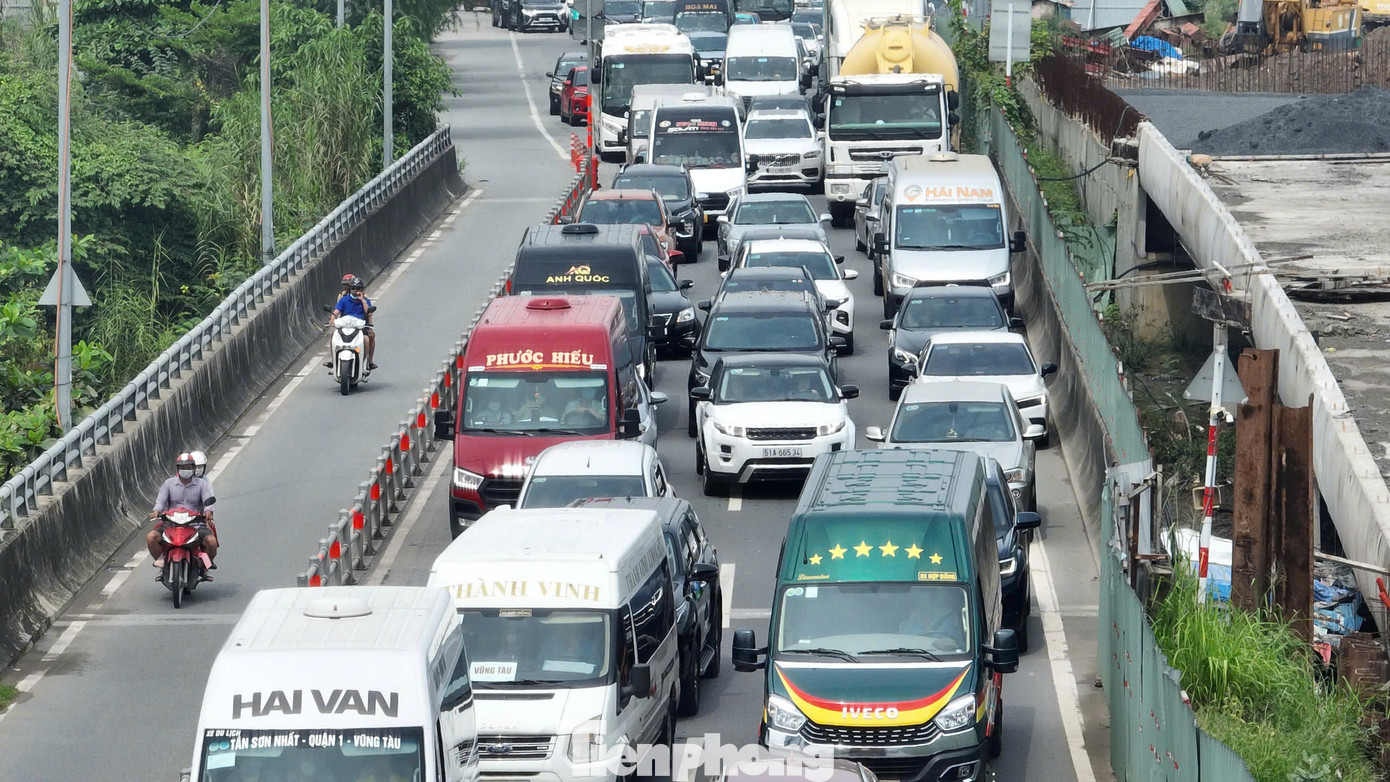 Theo ghi nhận của PV, việc tạm đóng - mở lối vào cao tốc được thực hiện xen kẽ trong khoảng 30 phút. Ảnh: CTV