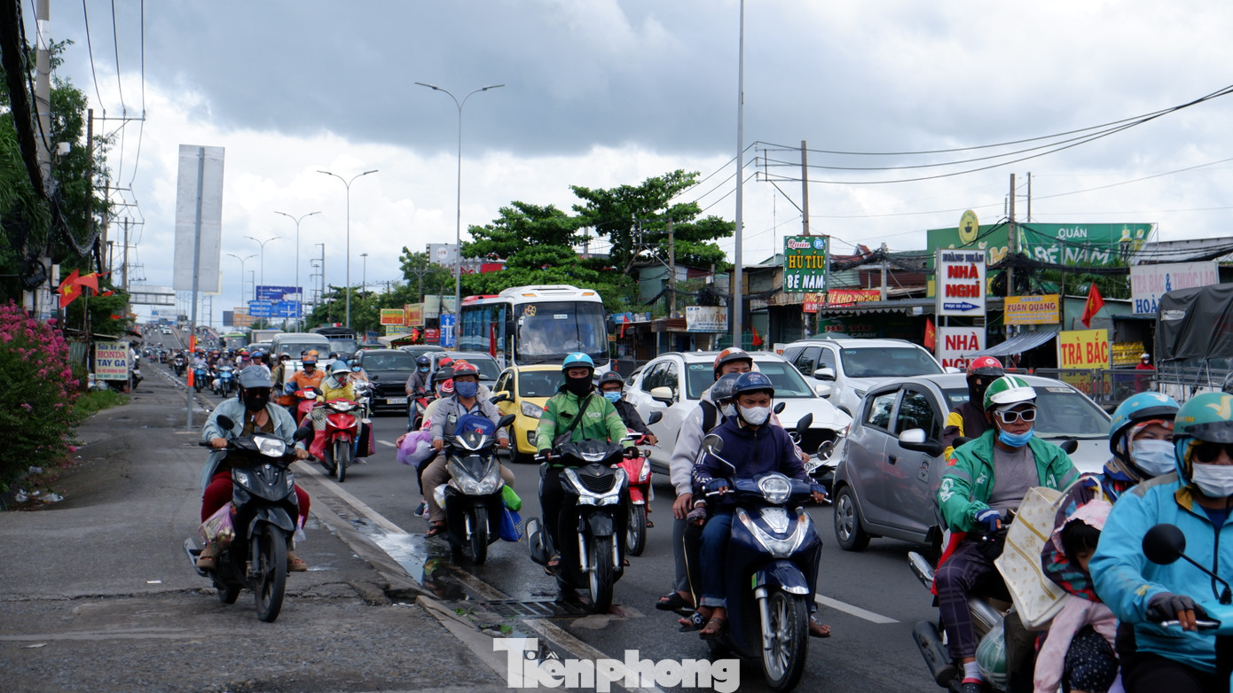 Theo ghi nhận của PV Tiền Phong, từ sáng đến trưa 3/9, người dân từ các tỉnh, thành miền Tây Nam bộ di chuyển bằng xe máy ùn ùn trở về TPHCM.