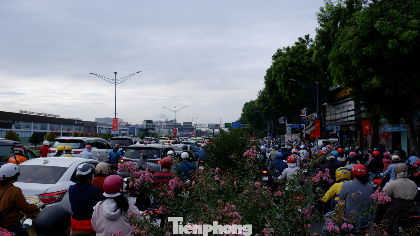 Lúc 7h30, trên tuyến đường cửa ngõ Tây-Bắc TPHCM là đường Trường Chinh (đoạn qua quận Tân Phú), dòng phương tiện nối dài, nhích từng chút để di chuyển vào trung tâm thành phố.