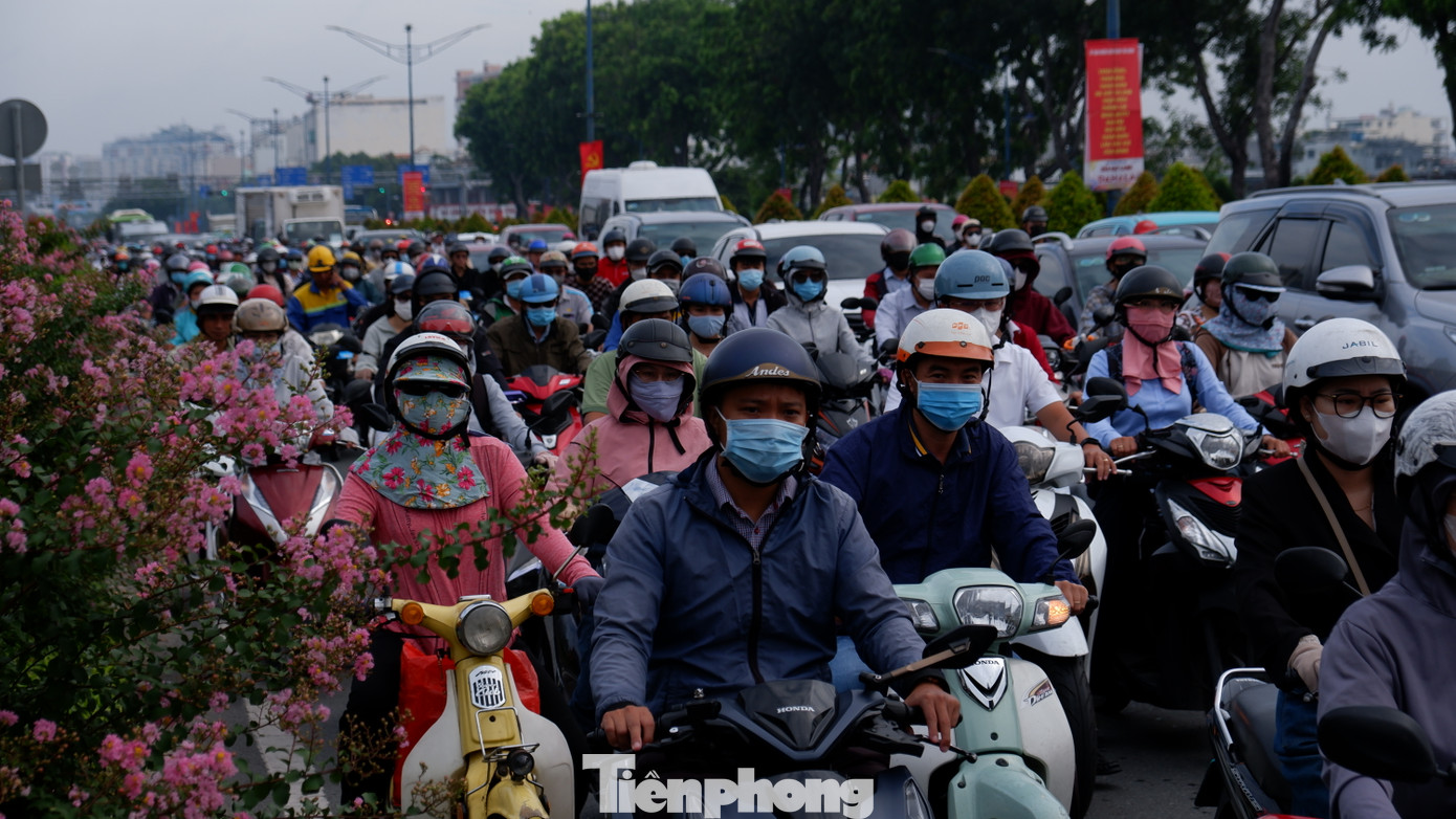 Lúc 7h30, trên tuyến đường cửa ngõ Tây-Bắc TPHCM là đường Trường Chinh (đoạn qua quận Tân Phú), dòng phương tiện nối dài, nhích từng chút để di chuyển vào trung tâm thành phố.