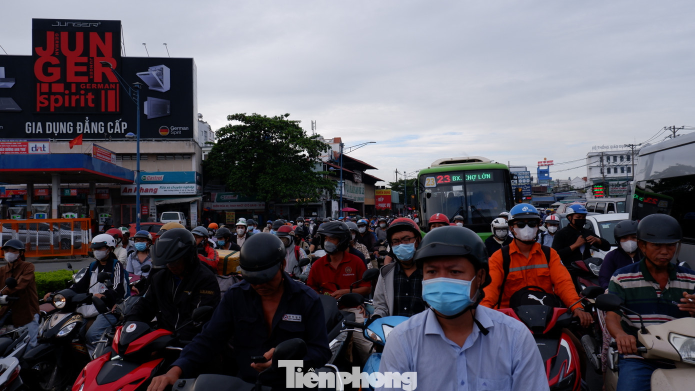 Người dân "mướt mồ hôi" đi làm sau kỳ nghỉ lễ.