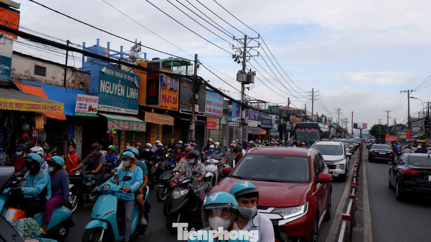 Đường Trường Chinh (từ đoạn nút giao với đường Cộng Hòa đến nút giao với đường Âu Cơ).