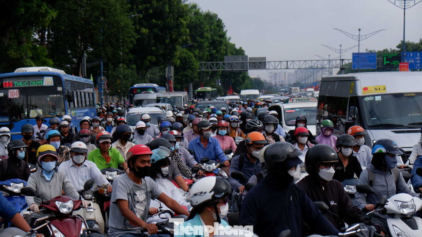 Khu vực đèn tín hiệu nút giao Trường Chinh - Cộng Hòa (quận Tân Bình) đông nghẹt người và xe.