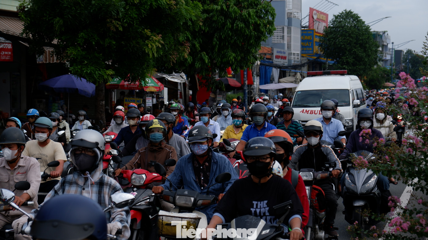 Lúc 7h30, trên tuyến đường cửa ngõ Tây-Bắc TPHCM là đường Trường Chinh (đoạn qua quận Tân Phú), dòng phương tiện nối dài, nhích từng chút để di chuyển vào trung tâm thành phố.