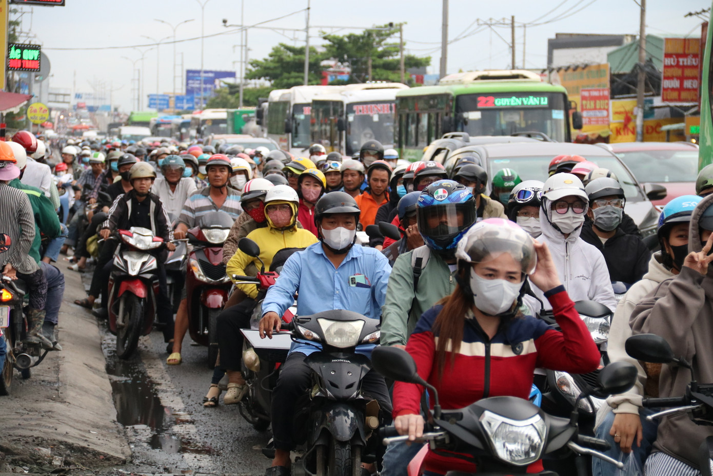 Dòng người và phương tiện tấp nập trên quốc lộ 1.