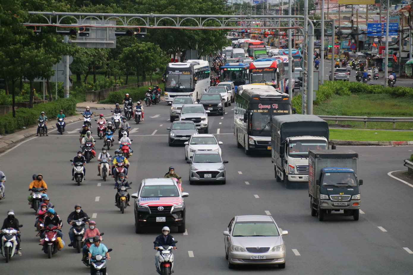 Đến hơn 18h, lưu lượng phương tiện đổ về cửa ngõ phía tây TPHCM tiếp tục gia tăng.