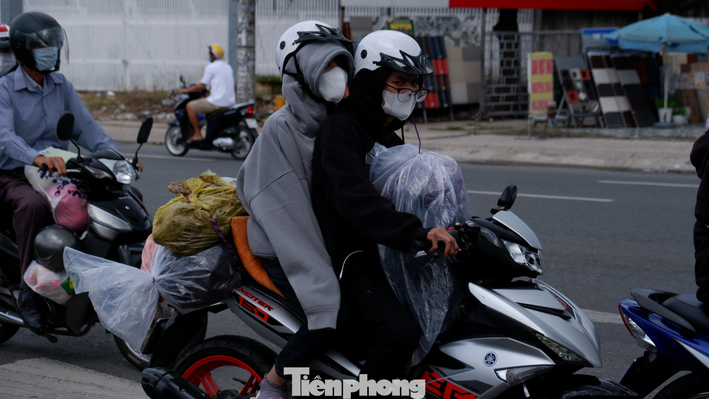 Người dân lỉnh kỉnh hành lý với đủ thứ đồ đạc, vật dụng quay lại TPHCM sau kỳ nghỉ.