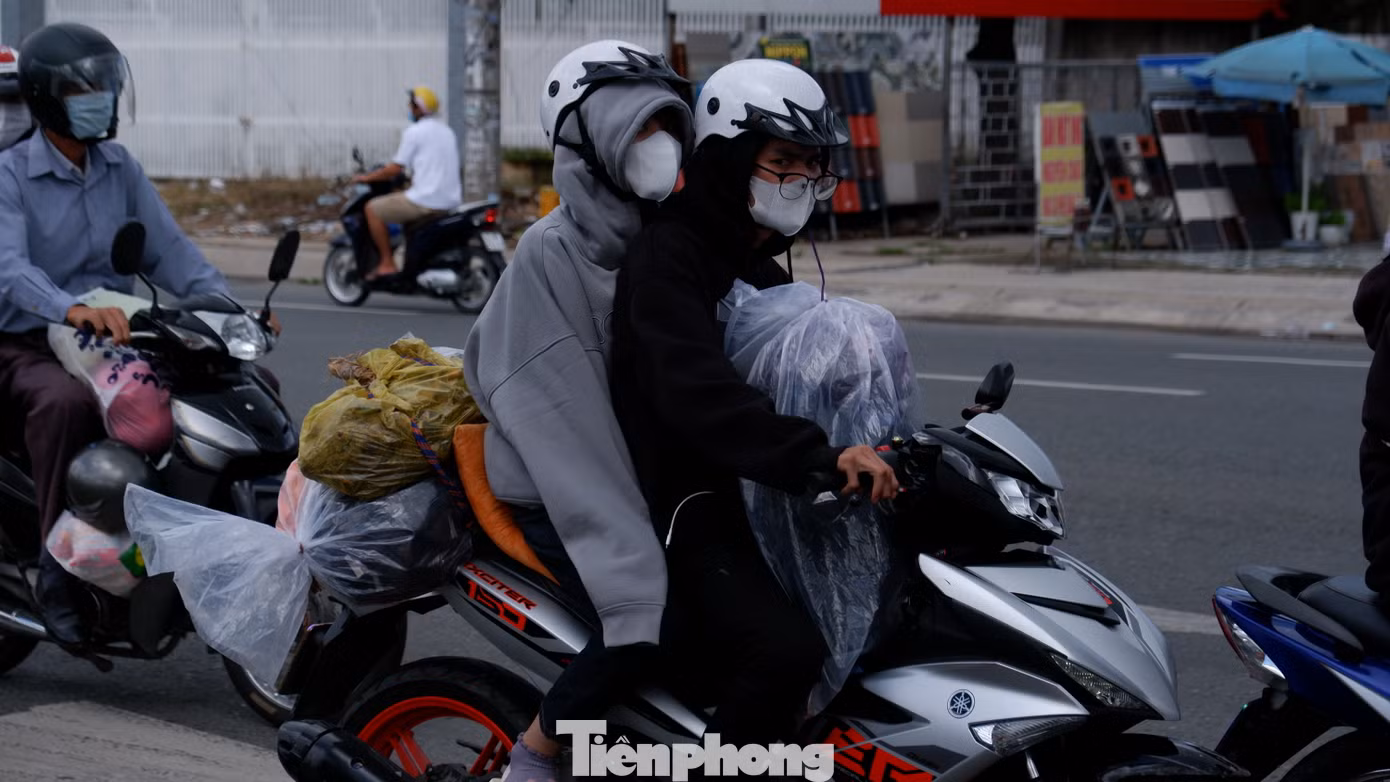 Người dân lỉnh kỉnh hành lý với đủ thứ đồ đạc, vật dụng quay lại TPHCM sau kỳ nghỉ.
