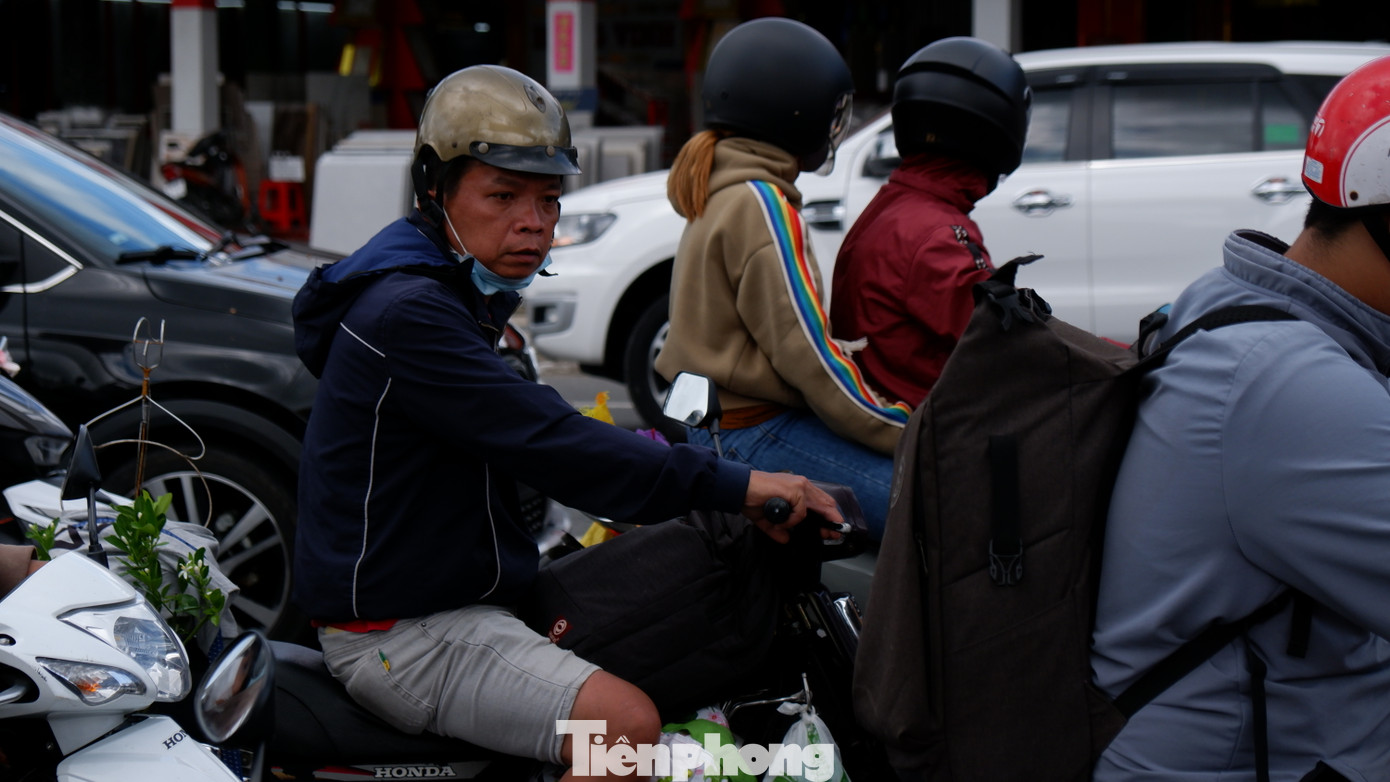 Người dân lỉnh kỉnh hành lý với đủ thứ đồ đạc, vật dụng quay lại TPHCM sau kỳ nghỉ.