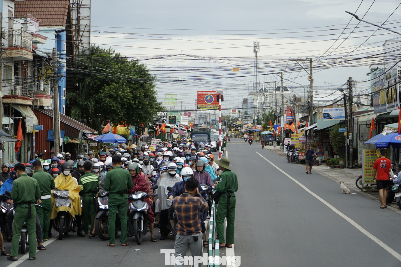 Dòng người và phương tiện chen chúc ở phà Cát Lái phía đầu bến huyện Nhơn Trạch, Đồng Nai.
