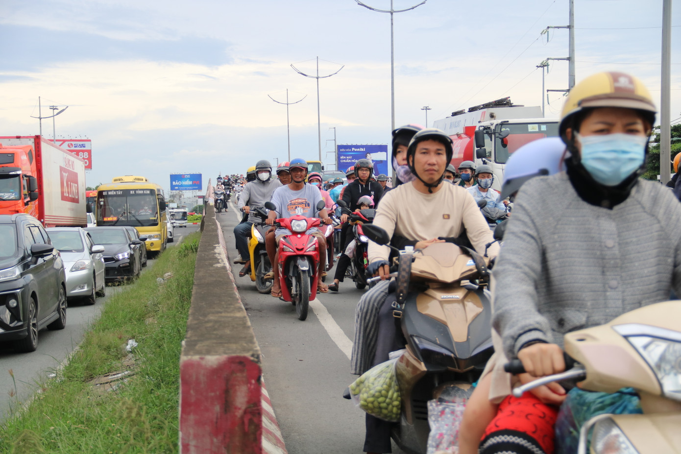Người dân lỉnh kỉnh hành lý ùn ùn đổ về TPHCM sau kỳ nghỉ.