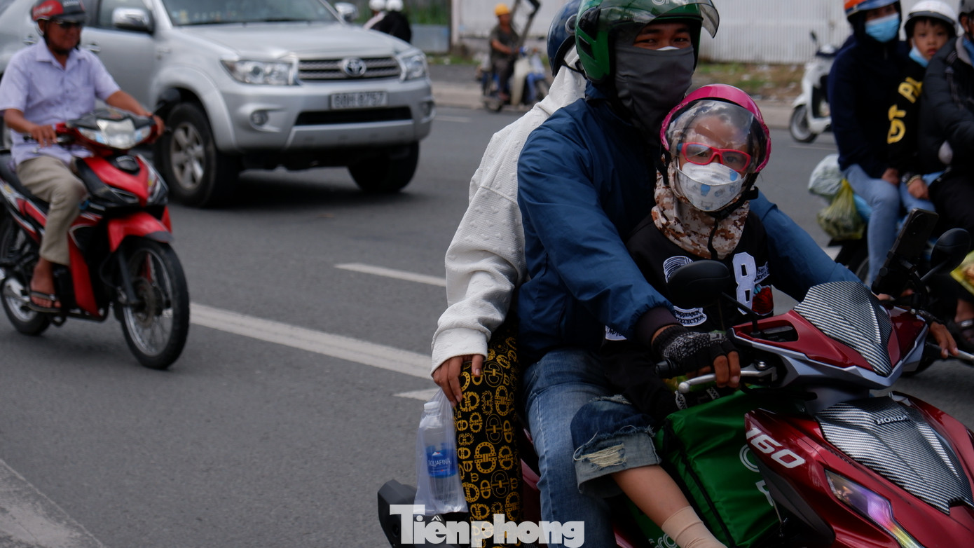 Các em nhỏ theo ba mẹ quay lại TPHCM sau thời gian về quê nghỉ lễ.