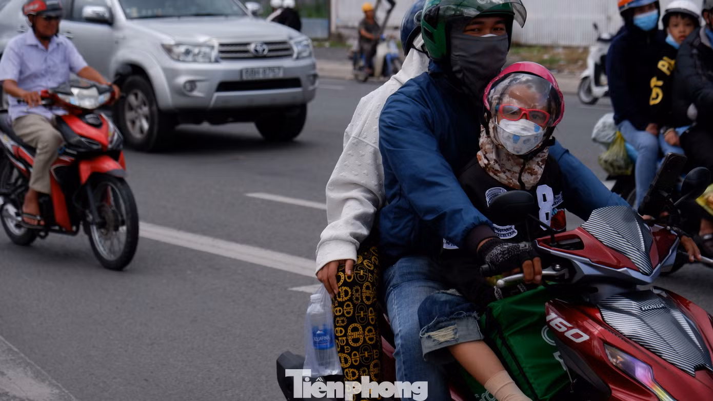 Các em nhỏ theo ba mẹ quay lại TPHCM sau thời gian về quê nghỉ lễ.