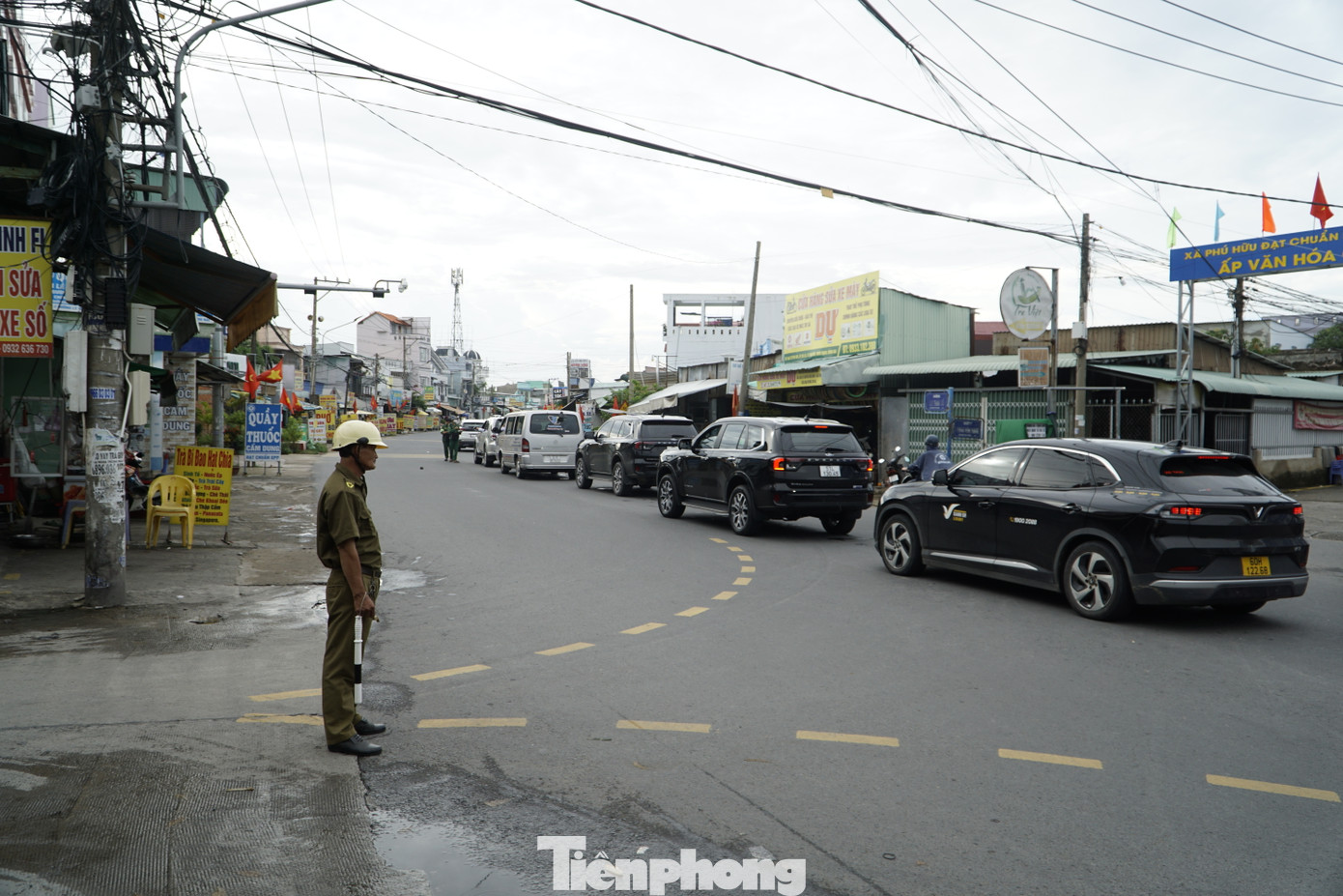 Dòng xe ô tô nối đuôi kéo dài hơn 2km để đợi xuống phà về TP Thủ Đức, TPHCM.