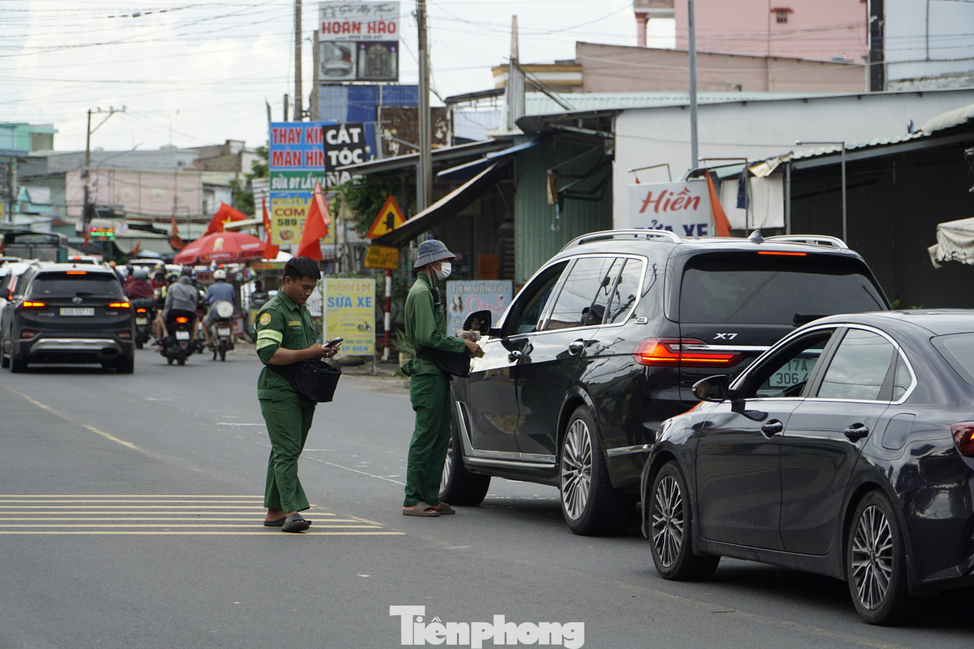 Để hạn chế ùn tắc, nhân viên phà Cát Lái được bố trí cách bến phà hơn 1km để bán vé cho xe ô tô.