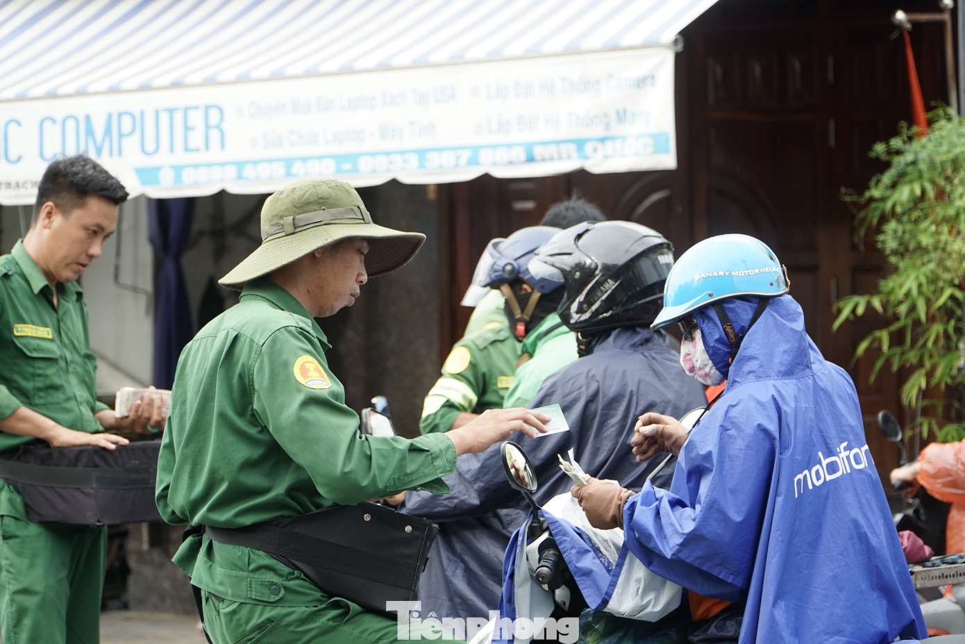 Đại diện đơn vị vận hành phà Cát Lái cho biết, trong dịp cao điểm phục vụ hành khách nghỉ lễ, đơn vị đã huy động tối đa phương tiện và nhân lực để giải tỏa hành khách và phương tiện.