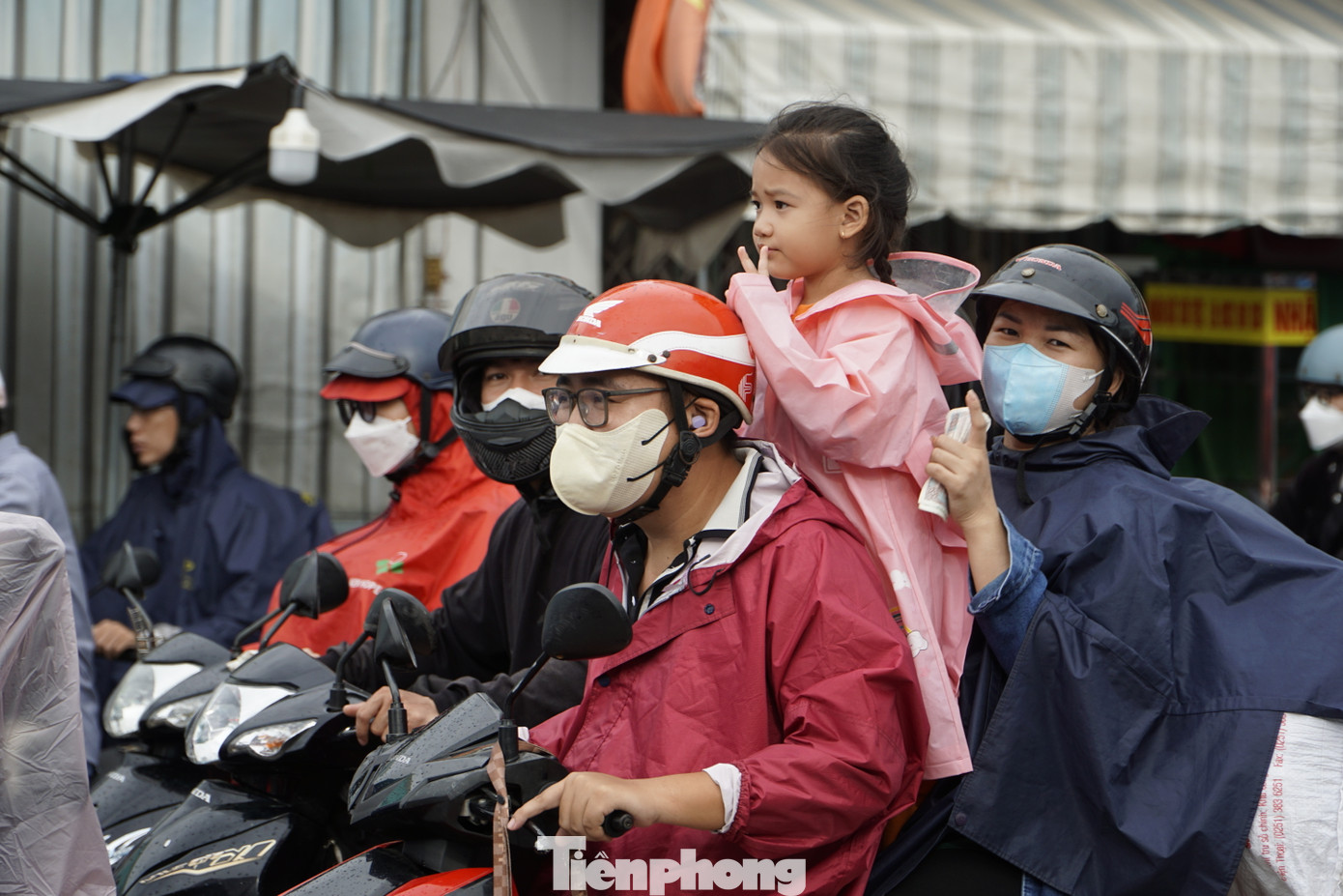 Các em nhỏ theo ba, mẹ về lại TPHCM. Ảnh: CTV