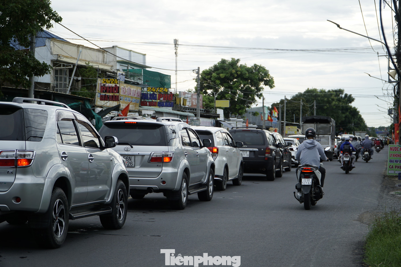 Nhiều năm qua, phà Cát Lái (nối TPHCM – Đồng Nai) đã quá tải và liên tục ùn tắc trong dịp cao điểm lễ, tết. Chính vì vậy, hiện nay hai địa phương TPHCM và Đồng Nai đang lên phương án xây dựng cầu để thay thế phà Cát Lái.