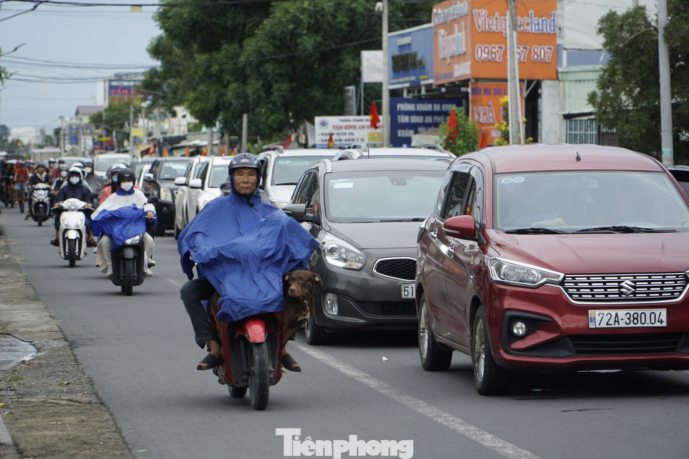 Anh Hà Thế Nam (ngụ quận 7, TPHCM) cho biết, trong dịp nghỉ lễ, anh cùng vợ con đi Vũng Tàu chơi. Lúc về, do sợ kẹt xe ở cao tốc TPHCM – Long Thành nên gia đình anh chọn di chuyển qua phà Cát Lái. Tuy nhiên, chiều 3/9 khi vừa đến bến hơn 2km thì xảy ra ùn tắc. “Xe chúng tôi nhích từng chút một, đợi hơn 30 phút mà vẫn chưa thể xuống phà”- anh Nam ngao ngán chia sẻ.