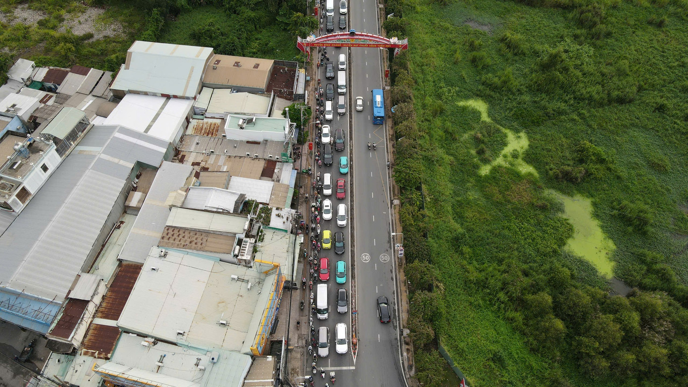 Một đoạn đường Nguyễn Hữu Trí cũng xảy ra tình trạng ùn ứ.