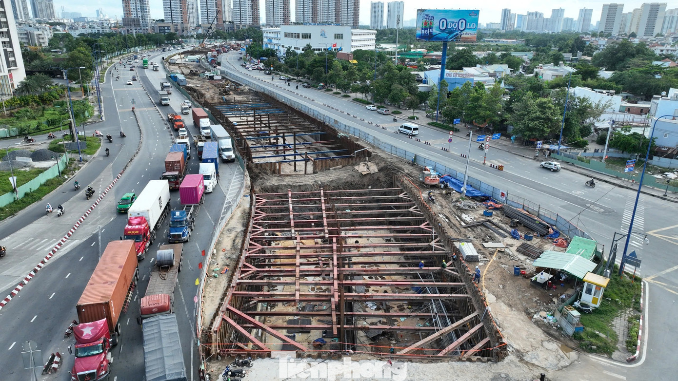 Ông Lương Minh Phúc - Giám đốc Ban Quản lý dự án đầu tư xây dựng các công trình giao thông TPHCM (Ban Giao thông, chủ đầu tư) cho biết, dự án nút giao An Phú được xác định là công trình trọng điểm, góp phần giảm ùn tắc giao thông tại khu vực phía đông TPHCM.