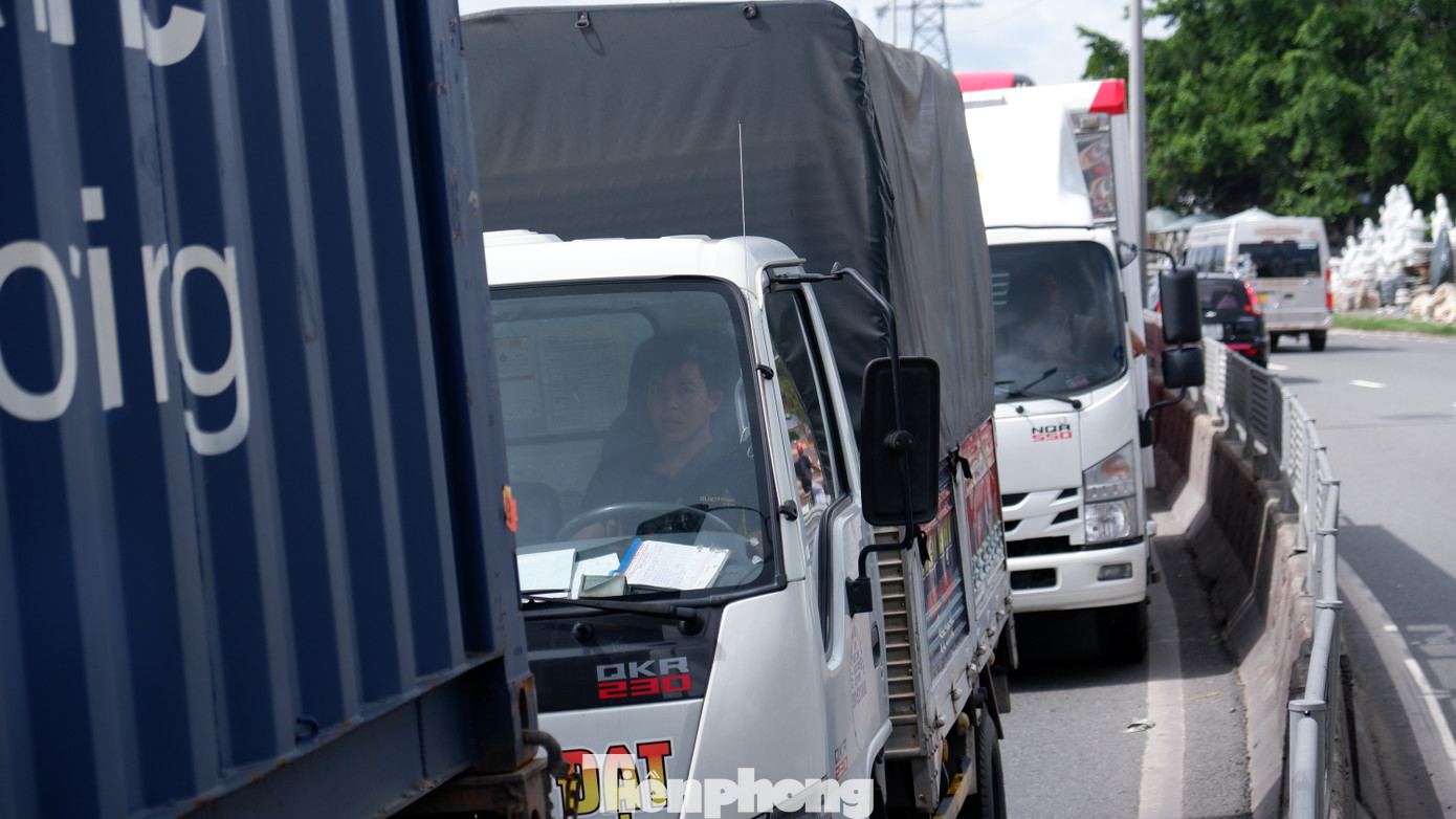 Dòng phương tiện xếp hàng ở cửa ngõ TPHCM.