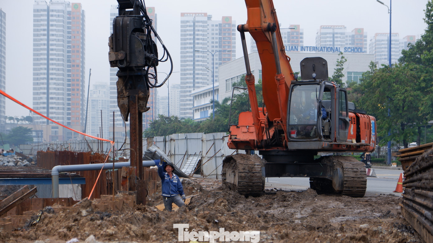 Khi hoàn thành đốt hầm K12-13, nhà thầu sẽ chuyển sang giai đoạn thi công tổng lực giữa nút giao là đốt hầm K10-K11. Dự kiến tháng 10/2025 sẽ thông hầm chui HC1-02.