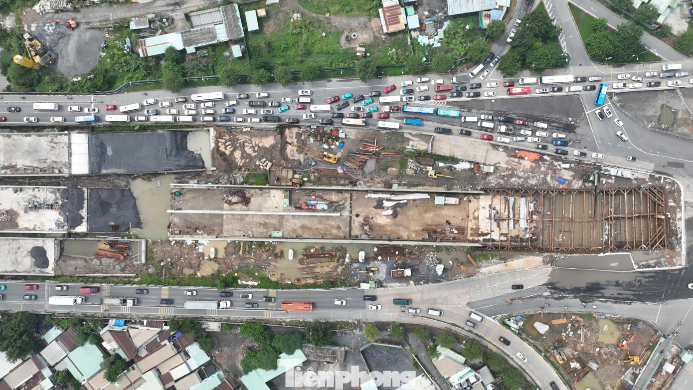 Dòng phương tiện xếp hàng kéo dài ở đường dẫn vào cao tốc TPHCM - Long Thành - Dầu Giây.