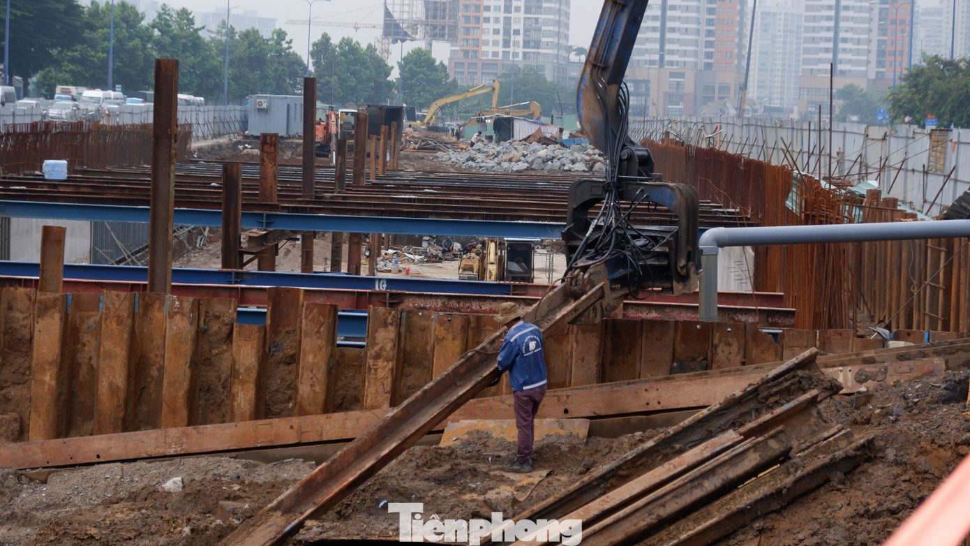 Cũng theo ông Thiệu, tổng tiến độ hầm chui HC1-02 đạt hoàn thành khoảng 45%, riêng đốt hầm K7-K12 của nhà thầu Trường Sơn đạt khoảng 30% khối lượng. Hiện tại, nhà thầu đang thi công đốt hầm K8-7-9. Xong các đốt hầm này, nhà thầu sẽ tái lập mặt bằng cho xe lưu thông. Sau đó, tiếp tục chuyển qua thi công đốt hầm K12-13.