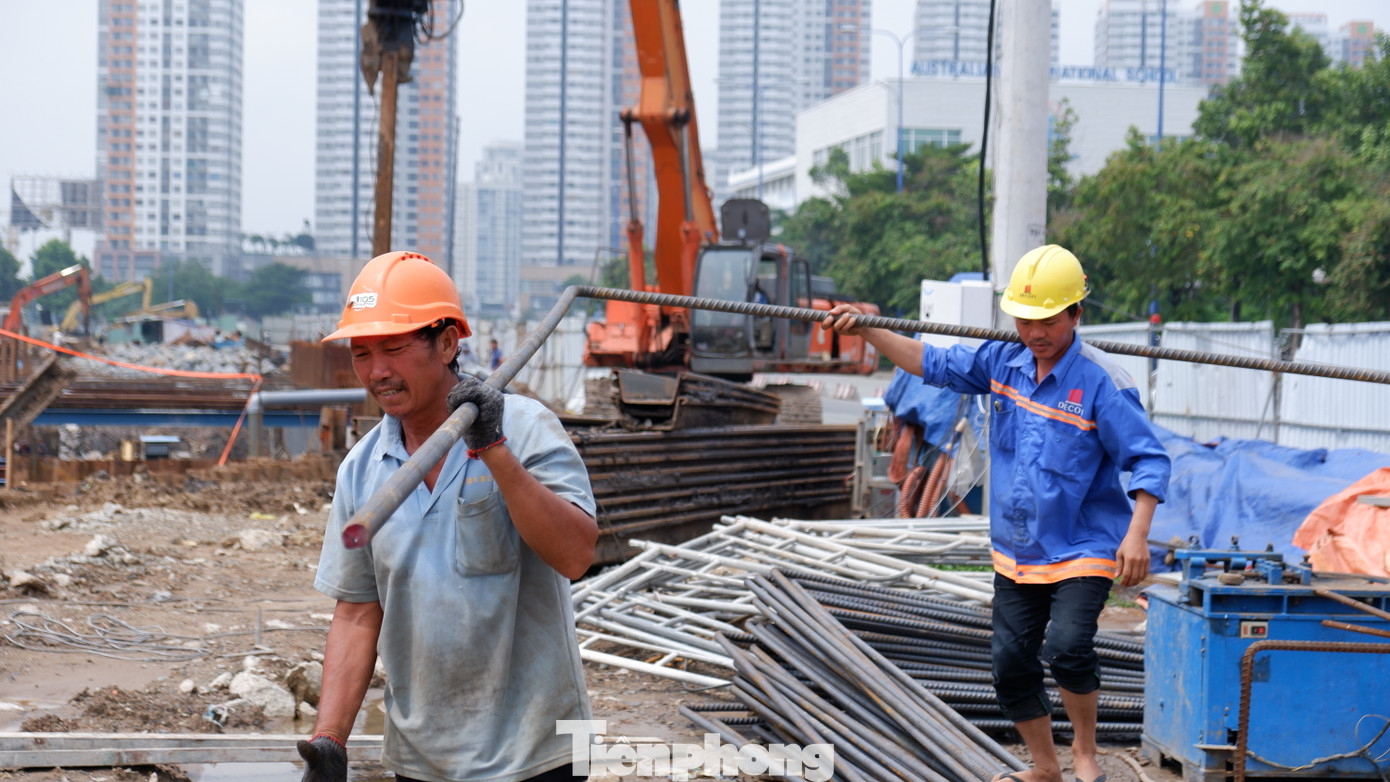 Theo ghi nhận của PV, trong những ngày nghỉ Quốc khánh 2/9, trên công trường thi công nút giao thông An Phú luôn duy trì lực lượng công nhân làm việc.