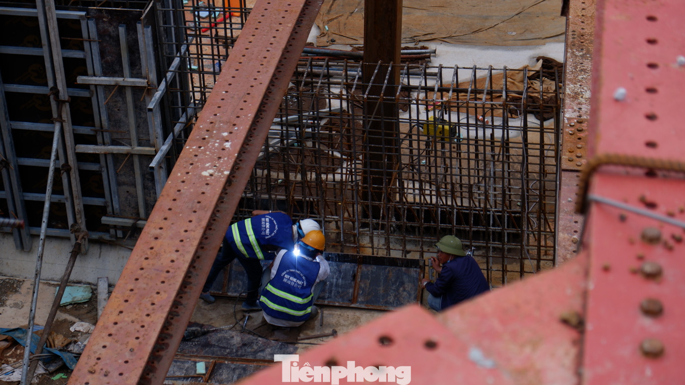 Ông Phan Xuân Thiệu - cán bộ thi công của Nhà thầu Trường Sơn (quản lý thi công gói thầu HC1-02 đoạn đốt hầm K7-K12) cho biết, trong dịp nghỉ lễ Quốc khánh 2/9, nhà thầu duy trì 30 nhân công làm việc vào buổi sáng và 20 nhân công làm việc vào buổi tối. Nhà thầu đảm bảo việc thi công diễn ra liên tục ngày và đêm để đẩy nhanh tiến độ.