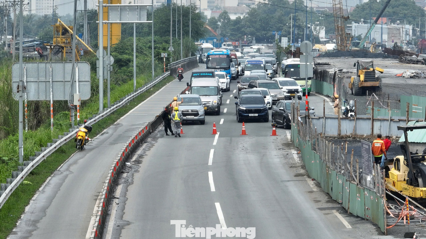 Chia sẻ với PV, anh Hồ Ngọc Sang (ngụ quận Gò Vấp) cho biết, dịp nghỉ lễ, anh cùng gia đình đi Phan Thiết du lịch. Tuy nhiên, sáng 1/9, khi xe vừa vào đến cao tốc TPHCM - Long Thành, lực lượng chức năng đã tạm đóng lối vào cao tốc. &quot;Lực lượng CSGT điều tiết xe quay đầu để chọn lộ trình khác, có thể đi phà Cát Lái hoặc đi theo hướng quốc lộ 1. Thật sự gia đình tôi tốn rất nhiều thời gian&quot; - anh Sang nói.