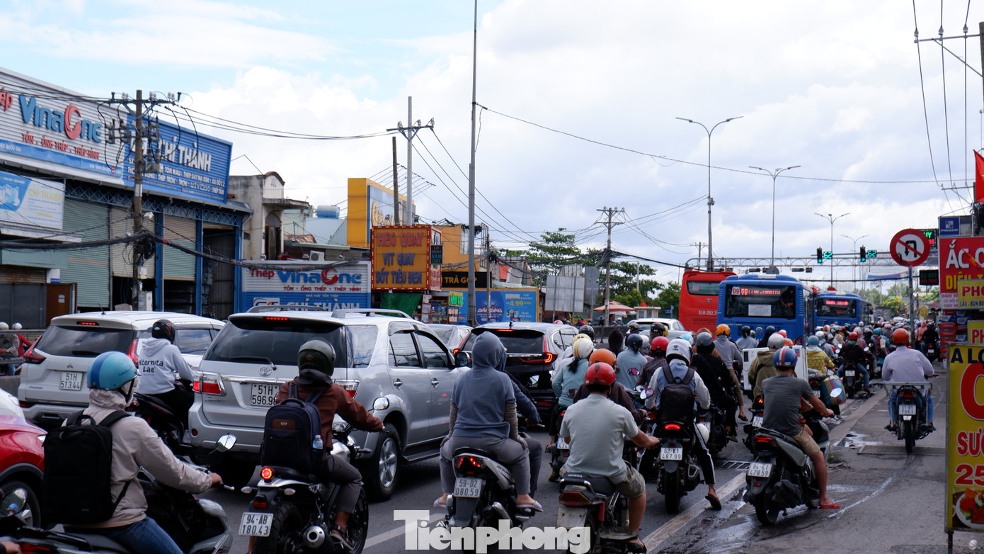 Giao thông trên quốc lộ 1 - cửa ngõ phía tây TPHCM tấp nập người và phương tiện.