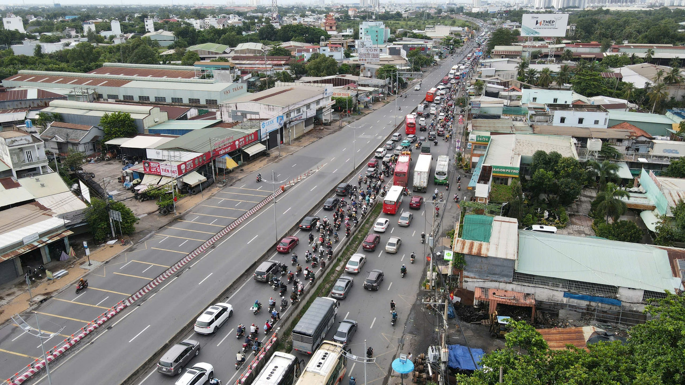 Trên quốc lộ 1 (khu vực từ cầu vượt nút giao Bình Thuận đến nút giao với đường Nguyễn Hữu Trí, huyện Bình Chánh) đôi lúc xảy ra hiện tượng ùn ứ cục bộ.