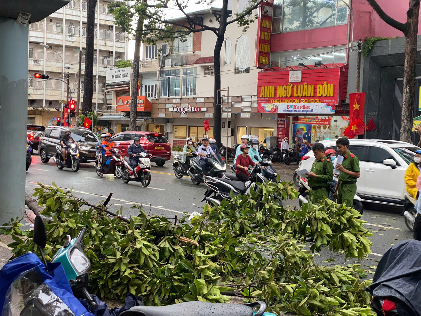 Lực lượng chức năng có mặt để xử lý hiện trường, điều tra vụ việc.