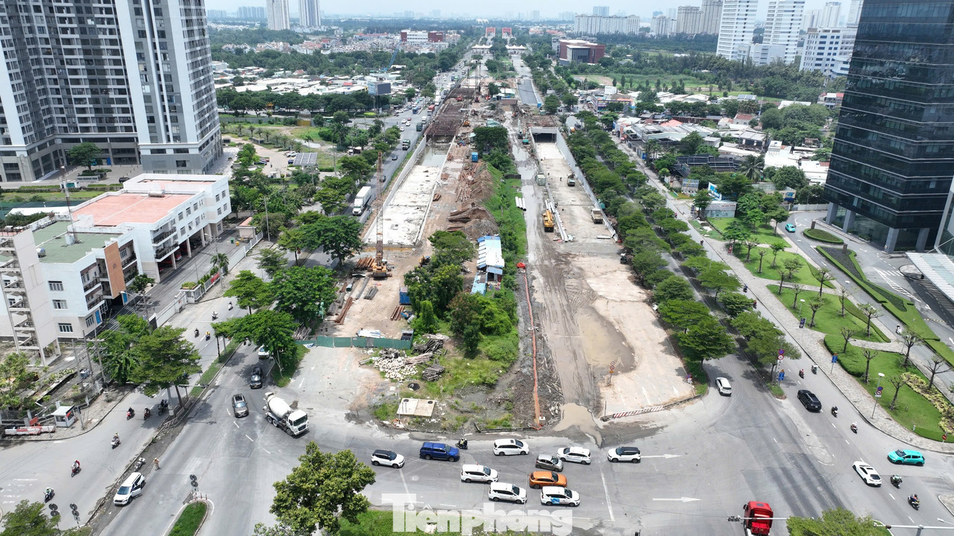 Cũng trong những ngày nghỉ lễ 2/9, tại công trường thi công dự án hầm chui nút giao thông Nguyễn Văn Linh - Nguyễn Hữu Thọ (quận 7) không khí làm việc vẫn hết sức tất bật khẩn trương.