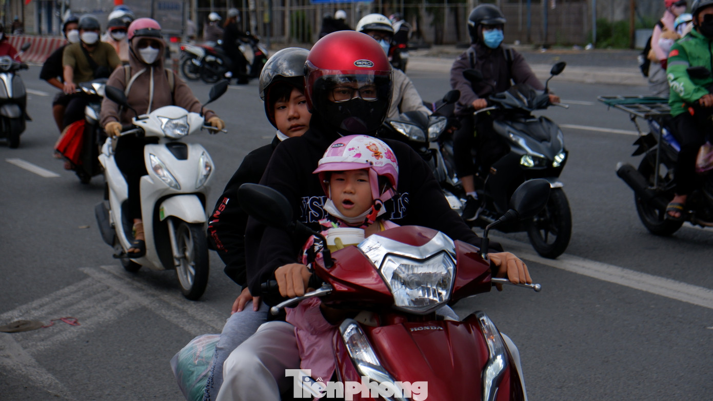 Nhiều trẻ tỏ ra khá mệt mỏi sau hành trình dài.