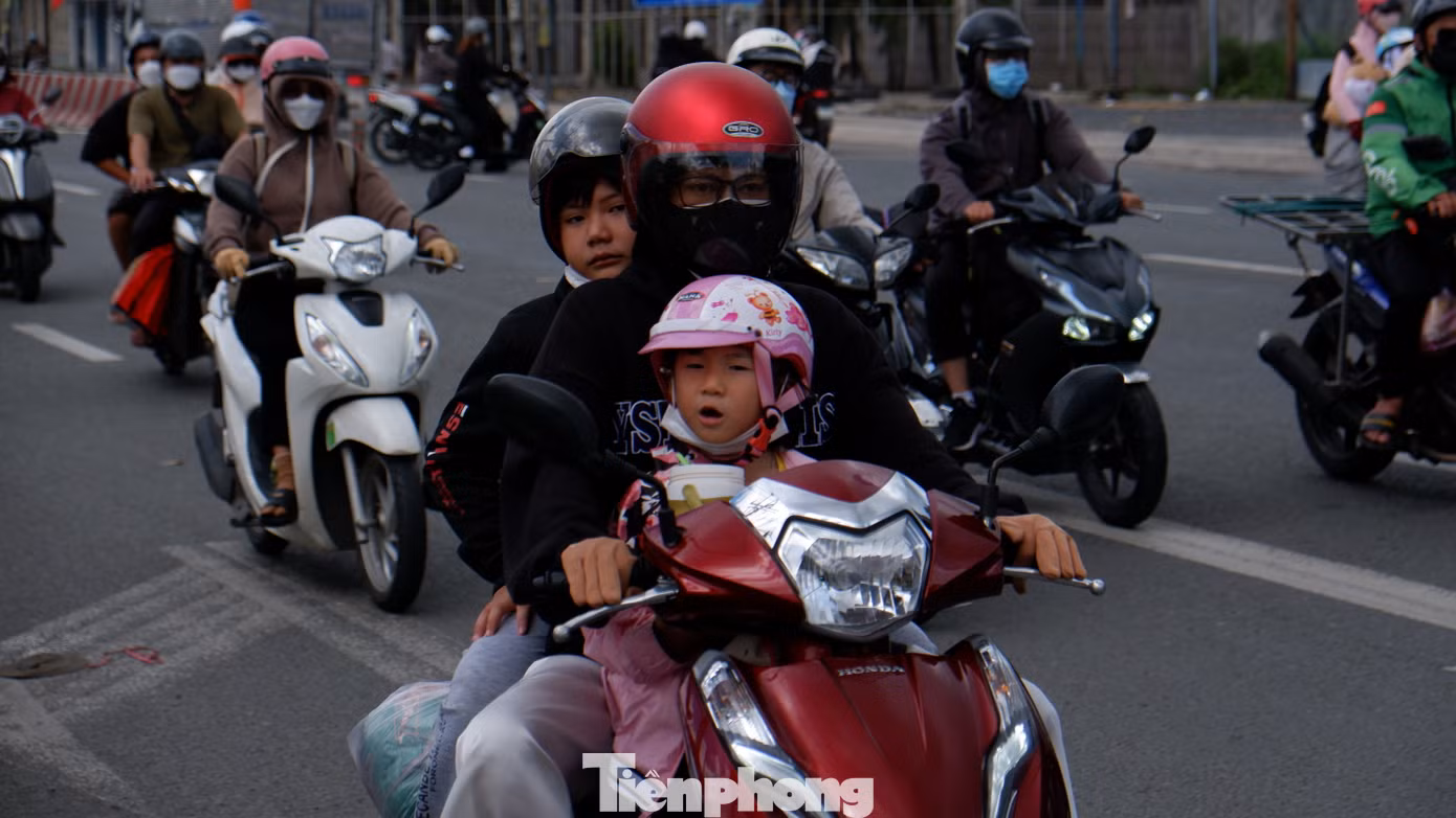 Nhiều trẻ tỏ ra khá mệt mỏi sau hành trình dài.