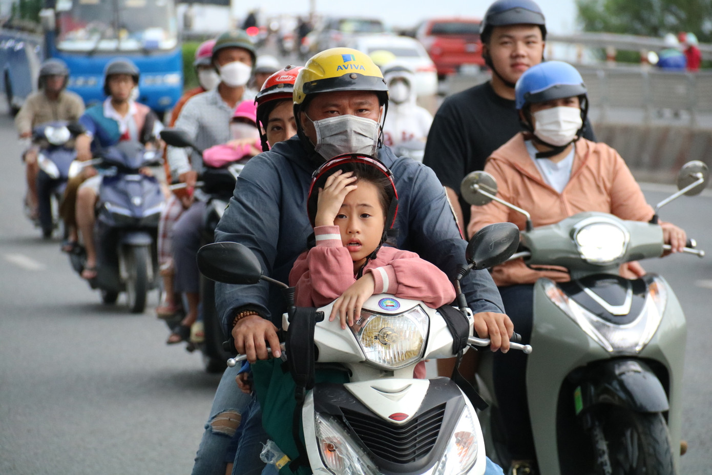 Nhiều em nhỏ tỏ ra khá mệt mỏi sau hành trình dài.