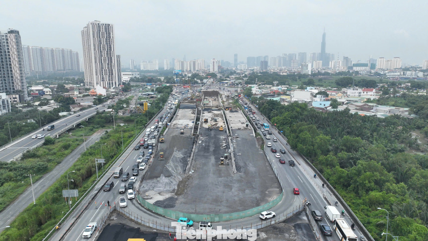 Lưu lượng phương tiện đổ về cao tốc TPHCM - Long Thành - Dầu Giây liên tục gia tăng, lúc 9h30 sáng 1/9, lực lượng chức năng phải tạm đóng lối vào cao tốc và điều tiết các phương tiện quay đầu về nút giao thông An Phú.