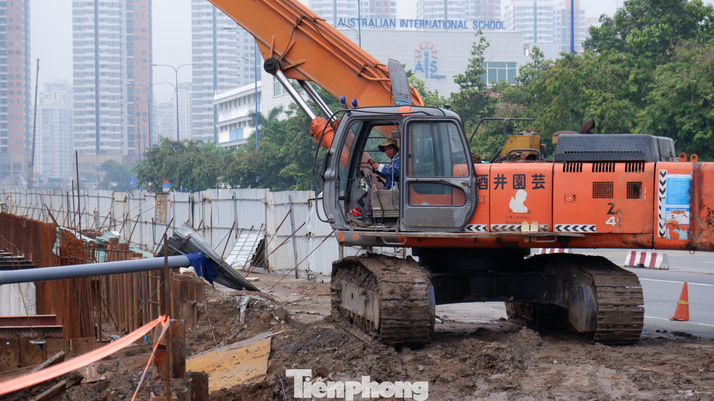 Khi hoàn thành đốt hầm K12-13, nhà thầu sẽ chuyển sang giai đoạn thi công tổng lực giữa nút giao là đốt hầm K10-K11. Dự kiến tháng 10/2025 sẽ thông hầm chui HC1-02.